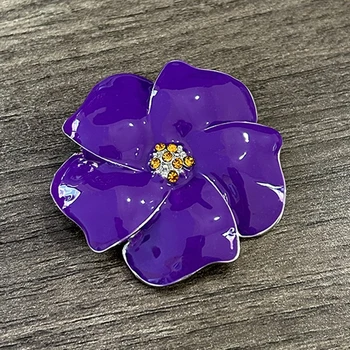 Металлическая брошь в виде фиолетового цветка с логотипом Греческой клубной организации Fellowship