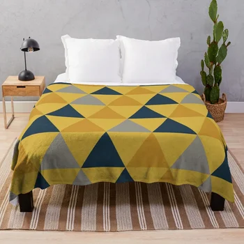 Треугольный: темно-горчично-желтый, светло-горчично-желтый, темно-синий и серый, покрывало с минималистичным геометрическим рисунком